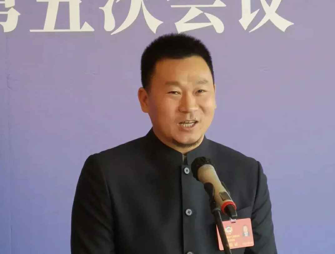 为进一步展示市政协团结、民主、开放、自信的形象，向市民和网友展示政协委员的履职风采，中山市政协十二届五次会议在2月4日上午开幕前开设“委员通道”，市政协委员、爱游戏网页版-爱游戏AIYOUXI(中国)公司总经理陈朝阳走进“委员通道”，回应社会关切的问题。他就如何做好城市应急管理规划的问题进行发言，并回答记者提问。.jpg